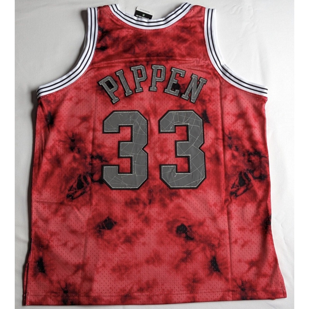 NWT Chicago Bulls Scottie Pippen #33 Mitchell & Ness Swingman Men size MEDIUM - Picture 2 of 10